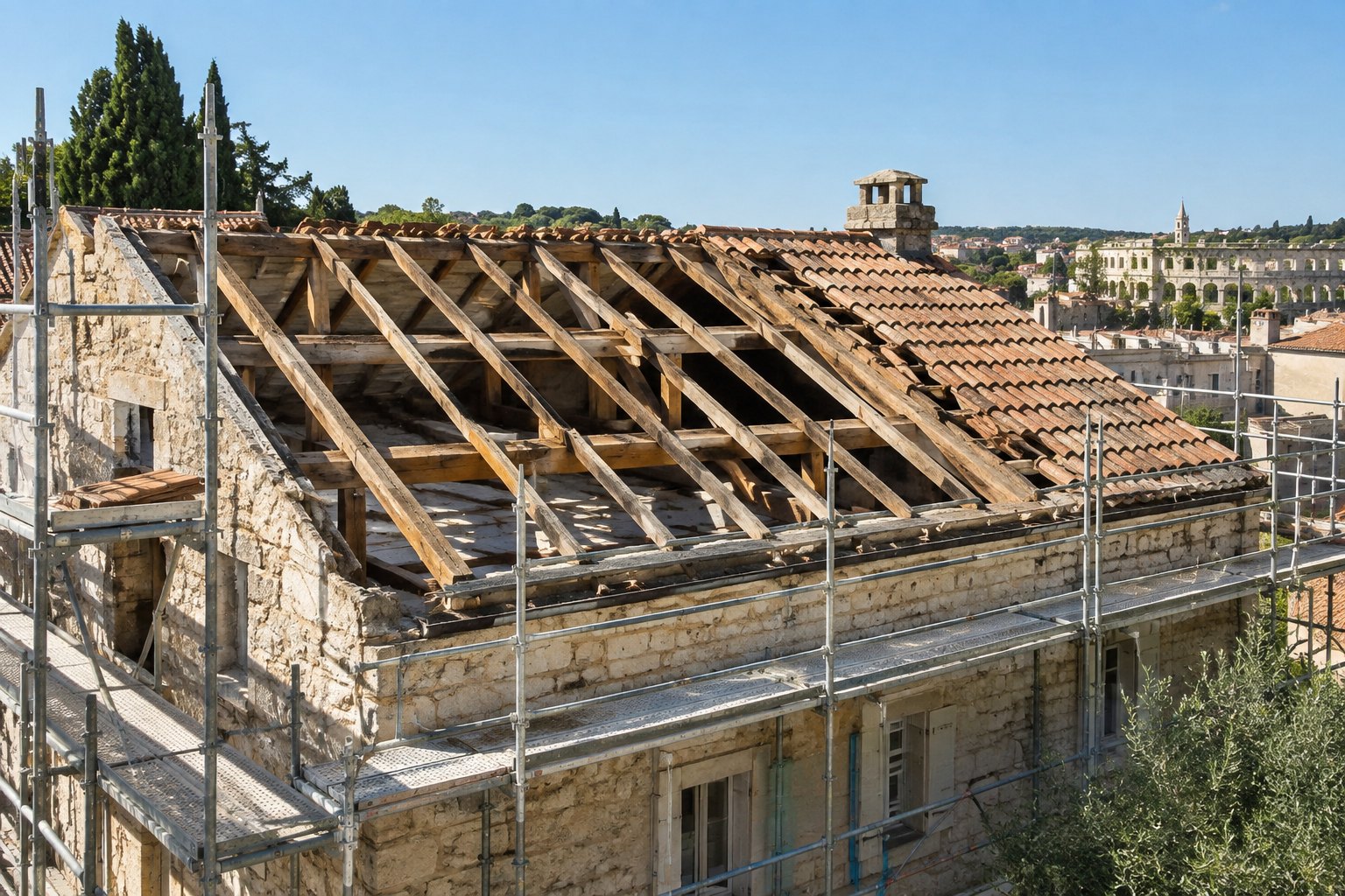 Travaux de charpente Nîmes : structure en bois sous une toiture en tuiles du Gard