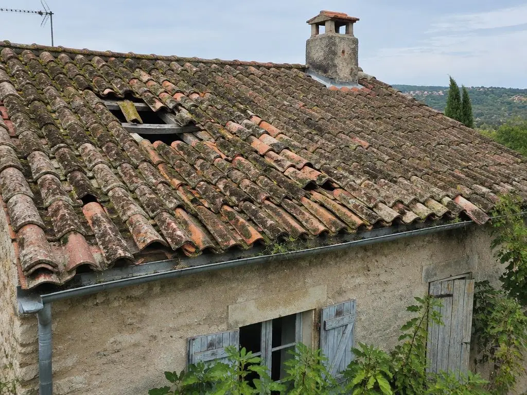 Avant travaux : Rénovation complète tuiles canal – Nîmes